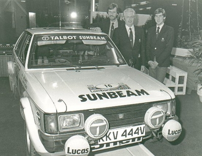 Henri Toivonen - Paul White
Junto al Talbot Lotus Sunbeam (KKV 444V) con el que ganó el 29º Lombard Rac Rally 1980.

Paul es el de detrás, apoyado al coche.

Henri tenía 24 años.
Esta victoria supuso entre otras cosas ser el piloto mas joven en ganar una prueba del Mundial de Rallyes, record que mantuvo en su poder durante 28 años, hasta que su compatriota Jari-Matti Latvala le superó al ganar el Rallye de Suecia 2008 con sus 22 años y 313 días.

Del 16 al 19 de Noviembre, Bath, Inglaterra.
Superficie: asfalto - tierra.

El Rally tenia un total de 2896 km de los que 708.09 km divididos en 70 tramos eran especiales, (3 de ellas fueron canceladas SS10 Kilburn de 3.06 Km, SS18 Guisborough de 7.24 Km y SS19 Ingleby de 4.02 Km).

Se inscribieron 150 equipos. tomaron la salida 142, finalizaron 48.@
Palabras clave: Henri_Toivonen;Paul_White;Personajes;talbot;sunbeam;lotus;1980