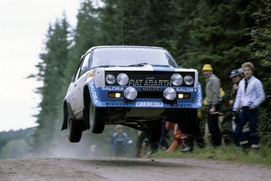 Markku Alén - Illka Kivimaki
30º Jyväskylän Suurajot - Rally of the 1000 Lakes 1980. Fiat 131 Abarth. Clasificado 1º.

Del 29 al 31 de Agosto, Jyväskylä.
Superficie: tierra.

El Rally tenia un total de 1421.00 km de los que 471.90 km divididos en 48 tramos eran especiales (uno de ellos fue cancelado SS37).

Se inscribieron 134, tomaron la salida 124, finalizaron 68.@
Palabras clave: Markku_Alen;Fiat;Abarth;Finlandia;1980