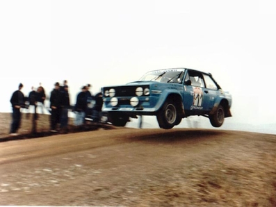 Attilio Bettega - Arnaldo Bernacchini
22º Rally Sanremo 1980. Fiat 131 Abarth (TO P35975). Clasificado 6º.

Del 6 al 11 de Octubre, Sanremo, Imperia, Liguria, Italia.
Superficie: asfalto - tierra.

El Rally tenia un total de 2868 km de los que 821 km divididos en 51 tramos eran especiales, (2 de ellas fueron canceladas SS7 y SS8).

Se inscribieron 88 equipos, tomaron la salida 77, finalizaron 19.@
Palabras clave: Fiat;Abarth;Sanremo;1980