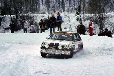 Salvador Servià i Costa  - Alex Brustenga
48º Rallye Automobile de Monte-Carlo 1980. Ford Fiesta 1600 (B-8267-DX) Clasificado 9º, empatado a tiempo con Alain Coppier - Josépha Laloz con Porsche 911 SC (6905 RQ 34).

Del 19 al 25 de Enero, Monte-Carlo.
Superficie: asfalto - nieve.

El Rally tenia un total de 3063.30 km de los que 695.30 km divididos en 33 tramos eran especiales, (4 de ellas fueron canceladas SS17 Pont du Fosse - Romette de 21 Km, SS20 Col du Corobin de 15 Km, SS32 Pont des Miolans - St Auban 2 de 24 Km y SS33 Roquesteron - Boyon 3 de 18 Km).

Se inscribieron 255 equipos, tomaron la salida 237, finalizaron 88.@
Palabras clave: Salvador_Servia;Ford;Fiesta;Montecarlo;1980;nieve