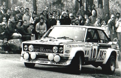 Attilio Bettega - Alessandro Bernacchini
14º Vinho do Porto Rallye de Portugal 1980. Fiat 131 Abarth. Abandonó por accidente de tráfico en un enlace de tramo después de SS13 Bucaco 2.

Del 4 al 9 de Marzo, Estoril, Portugal.
Superficie: asfalto - tierra.

El Rally tenia un total de 2641.4 km de los que 673.50 km divididos en 47 tramos eran especiales.

Tomaron la salida 101 equipos, finalizaron 16.@
Palabras clave: ;Fiat;Abarth;Portugal;1980