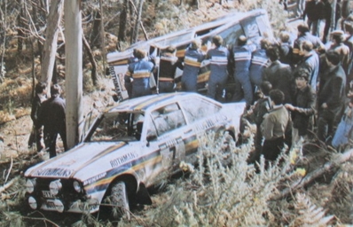 14º Rally de Portugal Vinho do Porto 1980
Sendos Ford Escort RS 1800 MKII de Ari Vatanen - David Richards (#7) y Hannu Mikkola - Arne Hertz (#1) el que varios mecánicos del equipo Rothmans Rally Team están intentando ponerlo otra vez de 4 ruedas al suelo.
Los dos abandonaron por accidente en éste mismo sitio de la foto.

Vatanen (compañero de equipo de Mikkola) se salió en el mismo sitio que Mikkola, quedando los dos Ford juntos en el lugar del accidente.
El Ford #1 de Mikkola volcado, con el capó trasero apoyado en el también capó trasero del Ford #7 de Ari Vatanen.

Del 4 al 9 de Marzo, Estoril, Portugal.
Superficie: asfalto - tierra.

El Rally tenia un total de 2641.4 km de los que 673.50 km divididos en 47 tramos eran especiales.

Tomaron la salida 101 equipos, finalizaron 16.@
Palabras clave: ;Portugal;Ford;RS;Crash;1980;