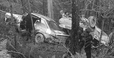 14º Rally de Portugal Vinho do Porto 1980
Sendos Ford Escort RS 1800 MKII de Ari Vatanen - David Richards (#7) y Hannu Mikkola - Arne Hertz (#1) el de la derecha de la foto volcado.
Los dos abandonaron por accidente en éste mismo sitio de la foto.

Vatanen (compañero de equipo de Mikkola) se salió en el mismo sitio que Mikkola, quedando los dos Ford juntos en el lugar del accidente.

Como podemos ver en la foto, Ford #1 de Mikkola volcado, con el capó trasero apoyado en el también capó trasero del Ford #7 de Ari Vatanen.

Del 4 al 9 de Marzo, Estoril, Portugal.
Superficie: asfalto - tierra.

El Rally tenia un total de 2641.4 km de los que 673.50 km divididos en 47 tramos eran especiales.

Tomaron la salida 101 equipos, finalizaron 16.@
Palabras clave: ;Portugal;Ford;Escort;Crash;1980