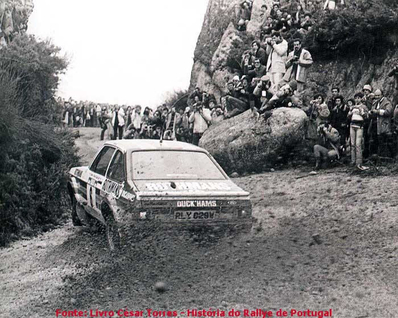 Ari Vatanen - David Richards
15º Rallye de Portugal - Vinho do Porto 1981. Ford Escort RS 1800 MKII (PLY 829W). Abandonó por el eje de transmisión en SS26 Marao de 36 Km.
Rothmans Rally Team

Foto poco después de iniciar la subida hacia la zona de la Antela da Cruz Vermelha, situado la parte alta del tramo de los Arcos.
En esta cerrada curva izquierdas, durante años tuvo la particularidad de tener una enorme roca a su salida (cuando el tramo era en subida y como podemos ver en la foto), que tiempo después sería retirada y que permanece actualmente a pocos metros en la parte interior de la curva.

Del 4 al 7 de Marzo, Estoril, Cascais, Lisboa, Portugal.
Superficie: asfalto - tierra.

El Rally tenia un total de 2571.00 km de los que 678.00 km divididos en 46 tramos eran especiales.

Se inscribieron 110 equipos, tomaron la salida 95, finalizaron 24.@
Palabras clave: Ford;Escort;Portugal;1981;MKII
