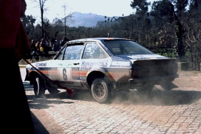 Ari Vatanen - David Richards
15º Rallye de Portugal - Vinho do Porto 1981. Ford Escort RS 1800 MKII (PLY 829W). Abandonó por el eje de transmisión en SS26 Marao de 36 Km.
Rothmans Rally Team

Del 4 al 7 de Marzo, Estoril, Cascais, Lisboa, Portugal.
Superficie: asfalto - tierra.

El Rally tenia un total de 2571.00 km de los que 678.00 km divididos en 46 tramos eran especiales.

Se inscribieron 110 equipos, tomaron la salida 95, finalizaron 24.@
Palabras clave: Ford;Escort;MKII;Portugal;1981