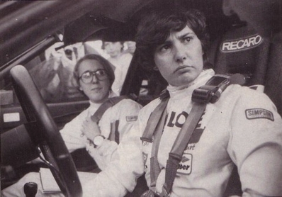 Michèle Mouton - Fabrizia Pons
Año 1981
Piloto y copiloto del  Equipo Audi

En 1981 la fichó Audi para probar el nuevo modelo Quattro Sport del Grupo 4 y para secundar a Hannu Mikkola en la búsqueda del tí­tulo mundial.

En su debut entró en la historia del Campeonato Mundial de Rally al ser la primera mujer (y la única) en ganar una prueba del Campeonato Mundial de Rallyes; fue en el Rally de San Remo, en octubre de ese año.

En 1982 hace equipo con Stig Blomqvist y junto con Hannu Mikkola marcan el ritmo del Campeonato desde el inicio de la temporada, con el segundo lugar de Mikkola en el Rally de Monte-Carlo y la victoria de Blomqvist en el Rally de Suecia.

Mouton suma tres victorias más a su historial:
El Rally de Portugal, el Rally de Brasil y el Rally Acrópolis, sin embargo por la inconsistencia del del Audi Quattro que conducí­a, dejó el tí­tulo en manos de su rival, Walter Röhrl, quien se coronó Campeón del Mundo durante el Rally de Costa de Marfil, Mouton terminó como subcampeona, el mejor lugar en la historia del Campeonato Mundial para una mujer.
Palabras clave: Michele_Mouton;Personajes;1981