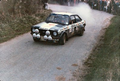 Ari Vatanen - Neil Wilson
42º Rothmans Circuit of Ireland 1982. Ford Escort RS 1800 MKII (FEK 472V). Clasificado 7º.

Del 9 al 13 de Abril, Belfast, Ulster, Irlanda.
Superficie: asfalto.

El Rally tenía 863.49 km cronometrados divididos en 63 tramos, (7 de ellos fueron cancelados, SS32 Curraduff de 12.74 km, SS37 Craigue Bridge de 8.58 km, SS51 Templeshambo de 9.41 km, SS52 Knockbrandon de 14.05 km, SS58 Carrickaboy de 13.15 km, SS61 Crosskeys de 17.36 km, SS62 Bonds Bridge de 13.55km).

Tomaron la salida 97 equipos, finalizaron 44.@
Palabras clave: Ari_Vatanen;Neil_Wilson;Irlanda;Ireland;Ford;Escort;MKII;RS;1982