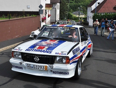 Walter Röhrl
En una competiciòn de Coches Clà¡sicos, al volante del Opel Ascona 400 con el que ganò el 50º Rally de Montecarlo 1982.
Palabras clave: Ascona;Opel;Walter_Röhrl;Personajes;Grupo_B
