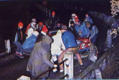 Jean-Claude Andruet -  Michele Petit (Biche)
50º Rallye Automobile de Monte-Carlo 1982. Ferrari 308 GTB (1762 JY 92). Abandonó por accidente en SS6 Col des Garcinets de 22.87 km.

Varios espectadores junto con Jean-Claude y Michele, intentan apartar el coche de pista para dejarlo en el arcén, después de salirse a la entrada de un puente y chocar contra las protecciones.

Del 16 al 22 de Enero, Monte Carlo.
Superficie: asfalto - nieve.

El Rally tenia un total de 4082.71 km de los que 747.81 km divididos en 32 tramos eran especiales, (2 de ellas fueron canceladas SS7 Trigance - Chateauvieux 1 de 28,53 Km y SS15 St Jean en Royans - La Chapelle en Vercors de 38,67 Km).

Se inscribieron 306 equipos, tomaron la salida 299, finalizaron 140.@
Palabras clave: ;Michèle_Espinosi-Petit;Ferrari;GTB;Montecarlo;crash;1982