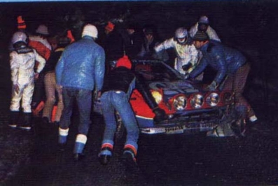 Jean-Claude Andruet -  Michele Petit (Biche)
50º Rallye Automobile de Monte-Carlo 1982. Ferrari 308 GTB (1762 JY 92). Abandonó por accidente en SS6 Col des Garcinets de 22.87 km.

Varios espectadores junto con Jean-Claude y Michele, intentan apartar el coche de pista para dejarlo en el arcén, después de salirse a la entrada de un puente y chocar contra las protecciones.

Del 16 al 22 de Enero, Monte Carlo.
Superficie: asfalto - nieve.

El Rally tenia un total de 4082.71 km de los que 747.81 km divididos en 32 tramos eran especiales, (2 de ellas fueron canceladas SS7 Trigance - Chateauvieux 1 de 28,53 Km y SS15 St Jean en Royans - La Chapelle en Vercors de 38,67 Km).

Se inscribieron 306 equipos, tomaron la salida 299, finalizaron 140.@
Palabras clave: ;Michèle_Espinosi-Petit;Ferrari;GTB;Montecarlo;crash;1982