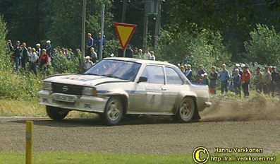 Henri Toivonen - Fred Gallagher
32º Rally de los 1000 Lagos 1982. Opel Ascona 400 (GG-CK 217).
En el primer tramo de la tercera etapa, (SS20 Harju de 2.00 km), sufrio una salida de pista en la que dañó tanto el coche como el motor y acabó abandonando por junta de culata quemada.

Del 27 al 29 de Agosto, Jyväskylä, (Jyväskylän Suurajot), Finlandia.
Superficie: asfalto.

El Rally tenia un total de 1432.00 km de los que 479.82 km divididos en 47 tramos eran especiales, (una de ellas fue cancelada SS39).

Tomaron la salida 154 equipos, finalizaron 68.@
Palabras clave: Henri_Toivonen;Opel;Ascona;Finlandia;1982