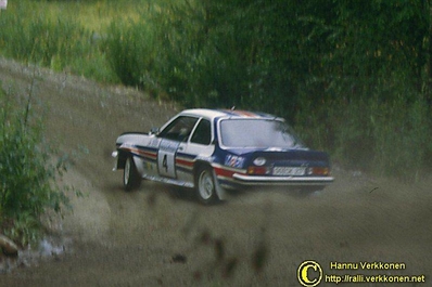 Henri Toivonen - Fred Gallagher
32º Rally de los 1000 Lagos 1982. Opel Ascona 400 (GG-CK 217).
En el primer tramo de la tercera etapa, (SS20 Harju de 2.00 km), sufrio una salida de pista en la que dañó tanto el coche como el motor y acabó abandonando por junta de culata quemada.

Del 27 al 29 de Agosto, Jyväskylä, (Jyväskylän Suurajot), Finlandia.
Superficie: asfalto.

El Rally tenia un total de 1432.00 km de los que 479.82 km divididos en 47 tramos eran especiales, (una de ellas fue cancelada SS39).

Tomaron la salida 154 equipos, finalizaron 68.@
Palabras clave: Henri_Toivonen;Opel;Ascona;Finlandia;1982
