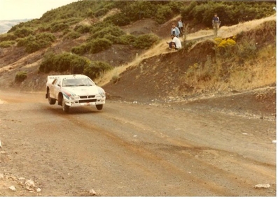 Walter Röhrl - Christian Geistdörfer
30º Rothmans Acropolis Rally 1983. Lancia Rally 037 (TO Y88745). Clasificado 1º.

Del 30 de Mayo al 2 de Junio, Atenas, Grecia.
Superficie: tierra.

El Rally tenia un total de 2264 km de los que 843.30 km divididos en 45 tramos eran especiales, (uno de ellos fue cancelado SS22 Tsouka de 6.57 km).

Tomaron la salida 120 equipos, finalizaron 36.@
Palabras clave: Walter_Röhrl;Lancia;Grecia;Grupo_B;1983;Acropolis