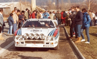 Jean Claude Andruet -Michèle Espinos-Petit (Biche)
51º Rallye Automobile de Monte-Carlo 1983. Lancia Rally 037 (TO Y63868). Clasificado 8º.
Martini Racing

Del 22 al 28 de Enero, Monte-Carlo.
Superficie: asfalto - nieve.

RMC clasificó a todos los equipos que terminaron el "Parcours Commun" (después de SS21).
De los 150 equipos, solo los 100 mejores pudieron competir en el último tramo "Parcours Final".
Los equipos que no completaron todas las etapas recibieron tiempos de penalización, incluso para aquellos que no terminaron el último tramo.
86 equipos completaron todo el rally, dos fueron descalificados.

El Rally tenia un total de 4197 km de los que 709 km divididos en 31 tramos eran especiales, (2 de ellas fue canceladas SS6 Pont des Miolans de 22 Km y SS15 St Jeans en Royans de 38 Km).

Se inscribieron 263 equipos, tomaron la salida 250, finalizaron 149.
@
Palabras clave: Lancia;Montecarlo;1983;Grupo_B