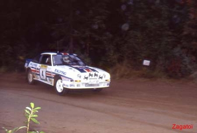 Ari Vatanen - Terry Harryman
33º 1000 Lakes Rally 1983. Opel Manta 400 (GG-CT 361). Abandonó por palier roto en SS35 Renkajarvi de 8.28 Km.

Del 26 al 28 de Agosto, Jyväskylä, Finlandia.
Superficie: tierra.

El Rally tenia un total de 1461.00 km de los que 472.63 km divididos en 50 tramos, eran especiales.

Se inscribieron 180 equipos, tomaron la salida 174, finalizaron 71.
Palabras clave: ;Terry_Harryman;Opel;Manta;Finlandia;grupo_B