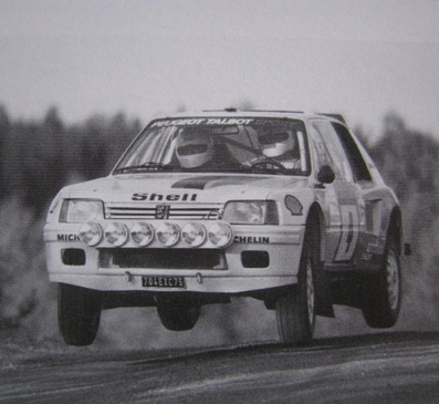 Ari Vatanen - Terry Harryman
34º 1000 Lakes Rally 1984. Peugeot 205 Turbo 16 (704 EXC 75). Clasificado 1º.

Del 24 al 26 de Agosto, Jyväskylä, Finlandia.
Superficie: tierra.

El Rally tení­a un total de 1416.31 km de los que 460.96 km divididos en 51 tramos eran especiales. Una de ellas fue cancelada, SS2 Humalamaki de 3,69 Km.
Varios espectadores resultaron heridos en este accidente en el que estuvo involucrado el Vauxhall Chevette 2300 HSR (FER 688W) #48 de Julian Roderick - David Holmes.

Tomaron la salida 144 equipos, finalizaron 74.@
Palabras clave: ;Terry_Harryman;Peugeot;T16;Grupo_B;Finlandia;1984