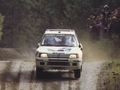 Ari Vatanen - Terry Harryman
34º 1000 Lakes Rally 1984. Peugeot 205 Turbo 16 (704 EXC 75). Clasificado 1º.

Del 24 al 26 de Agosto, Jyväskylä, Finlandia.
Superficie: tierra.

El Rally tení­a un total de 1416.31 km de los que 460.96 km divididos en 51 tramos eran especiales. Una de ellas fue cancelada, SS2 Humalamaki de 3,69 Km.
Varios espectadores resultaron heridos en este accidente en el que estuvo involucrado el Vauxhall Chevette 2300 HSR (FER 688W) #48 de Julian Roderick - David Holmes.

Tomaron la salida 144 equipos, finalizaron 74.@
Palabras clave: ;Terry_Harryman;Peugeot;T16;Grupo_B;Finlandia;1984