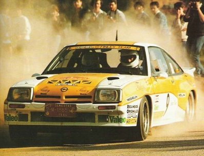 Carlos Sainz Cenamor - José Luis López Orozco
20º Rally Catalunya 1984. Opel Manta 400 (2-M-1855-P). Clasificado 2º.

El Equipo Oficial de Opel le cedió este coche sólo para este rally.
Su brillante actuación, 2º por detrás de Salvador Serviá también con Opel, y por delante de Genito Ortiz con Renault 5 Turbo, le abrió las puertas al Equipo Oficial de Renault.

Del 26 de Octubre al 28 de Octubre, Barcelona, Catalunya, España.
Superficie: asfalto.

El Rally tení­a un total de 440.65 km cronometrados.

Tomaron la salida 83 equipos, finalizaron 42.
@
Palabras clave: Carlos_Sainz;Jose-Luis_Orozco;Opel;Manta;Catalunya;grupo_B;1984