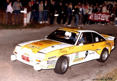 Carlos Sainz Cenamor - José Luis López Orozco
20º Rally Catalunya 1984. Opel Manta 400 (2-M-1855-P). Clasificado 2º.

El Equipo Oficial de Opel le cedió este coche sólo para este rally.
Su brillante actuación, 2º por detrás de Salvador Serviá también con Opel, y por delante de Genito Ortiz con Renault 5 Turbo, le abrió las puertas al Equipo Oficial de Renault.

Del 26 de Octubre al 28 de Octubre, Barcelona, Catalunya, España.
Superficie: asfalto.

El Rally tení­a un total de 440.65 km cronometrados.

Tomaron la salida 83 equipos, finalizaron 42.
@
Palabras clave: Carlos_Sainz;Jose-Luis_Orozco;Opel;Manta;Catalunya;grupo_B;1984