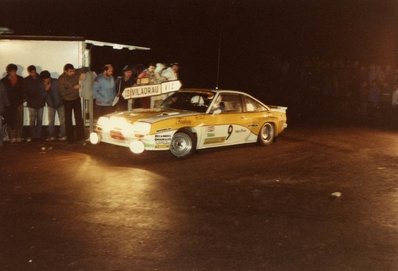 Carlos Sainz Cenamor - José Luis López Orozco
20º Rally Catalunya 1984. Opel Manta 400 (2-M-1855-P). Clasificado 2º.

El Equipo Oficial de Opel le cedió este coche sólo para este rally.
Su brillante actuación, 2º por detrás de Salvador Serviá también con Opel, y por delante de Genito Ortiz con Renault 5 Turbo, le abrió las puertas al Equipo Oficial de Renault.

Del 26 de Octubre al 28 de Octubre, Barcelona, Catalunya, España.
Superficie: asfalto.

El Rally tení­a un total de 440.65 km cronometrados.

Tomaron la salida 83 equipos, finalizaron 42.
@
Palabras clave: Carlos_Sainz;Jose-Luis_Orozco;Opel;Manta;Catalunya;grupo_B;1984