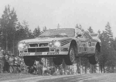 Henri Toivonen - Juha Piironen
34º 1000 Lakes Rally 1984. Lancia Rally 037 (TO W67776). Clasificado 3º.

Del 24 al 26 de Agosto, Jyväskylä, Finlandia.
Superficie: tierra.

El Rally tení­a un total de 1416.31 km de los que 460.96 km divididos en 51 tramos eran especiales. Una de ellas fue cancelada, SS2 Humalamaki de 3,69 Km.
Varios espectadores resultaron heridos en este accidente en el que estuvo involucrado el Vauxhall Chevette 2300 HSR (FER 688W) #48 de Julian Roderick - David Holmes.

Tomaron la salida 144 equipos, finalizaron 74.@
Palabras clave: Henri_Toivonen;Juha_Piironen;Lancia;Rally;Grupo_B;Finlandia;saltos