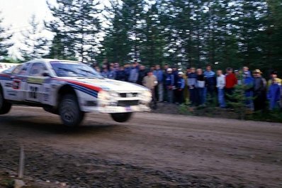 Henri Toivonen - Juha Piironen
34º 1000 Lakes Rally 1984. Lancia Rally 037 (TO W67776). Clasificado 3º.

Del 24 al 26 de Agosto, Jyväskylä, Finlandia.
Superficie: tierra.

El Rally tení­a un total de 1416.31 km de los que 460.96 km divididos en 51 tramos eran especiales. Una de ellas fue cancelada, SS2 Humalamaki de 3,69 Km.
Varios espectadores resultaron heridos en este accidente en el que estuvo involucrado el Vauxhall Chevette 2300 HSR (FER 688W) #48 de Julian Roderick - David Holmes.

Tomaron la salida 144 equipos, finalizaron 74.@
Palabras clave: Henri_Toivonen;Juha_Piironen;Lancia;Rally;Grupo_B;Finlandia;saltos;1984