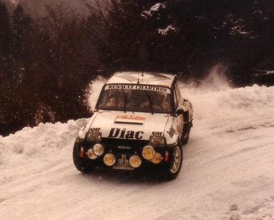Jean-Luc Thérier - Michel Vial
52º Rallye Automobile de Monte-Carlo 1984. Renault 5 Turbo Tour de Corse (21 QV 28). Clasificado 4º.

Del 21 al 27 de Enero, Monte-Carlo.
Superficie: asfalto - nieve.

El Rally tenia un total de 3328.90 km de los que 753.20 km divididos en 30 tramos eran especiales, (4 de ellas fueron cancxeladas SS3 St Jean en Royans de 39 Km, SS11 Les Savoyons - Sigoyer de 32 Km, SS12 Pont sur Barrage du Sautet de 18,40 Km, SS13 Chateau d'Ancelle - La Batie Neuve de 11,20 Km).

Se inscribieron 222 equipos, tomaron la salida 209, finalizaron 120.@
Palabras clave: ;Renault;Turbo;Montecarlo;1984;nieve