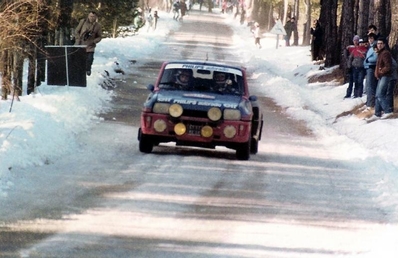 Bruno Saby - Jean-Marc Andrié
52º Rallye Automobile de Monte-Carlo 1984. Renault 5 Turbo (6711 WE 38). Abandonó por accidente quedando clasificado el 83º.

Del 21 al 27 de Enero, Monte-Carlo.
Superficie: asfalto - nieve.

El Rally tenia un total de 3328.90 km de los que 753.20 km divididos en 30 tramos eran especiales, (4 de ellas fueron cancxeladas SS3 St Jean en Royans de 39 Km, SS11 Les Savoyons - Sigoyer de 32 Km, SS12 Pont sur Barrage du Sautet de 18,40 Km, SS13 Chateau d'Ancelle - La Batie Neuve de 11,20 Km).

Se inscribieron 222 equipos, tomaron la salida 209, finalizaron 120.@
Palabras clave: ;Renault;Turbo;Montecarlo;1984;nieve;Grupo_B