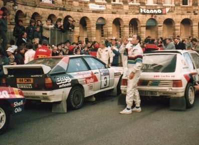 Parque cerrado del 33º Lombard RAC Rally 1984
Parte izquierda de la imagen el Audi Quattro A2 (44 CMN) de Hannu Mikkola - Arne Hertz, clasificado 2º.

A la derecha el Peugeot 205 T16 (128 FBL 75) de Ari Vatanen - Terry Harryman, clasificado 1º. 

También se puede ver parte del morro de un Opel Manta 400 (WIA 5958) de Jimmy McRae - Michael Nicholson, clasificado 7º.

Del 25 al 29 de Noviembre, Chester, Cheshire, Inglaterra, Reino Unido.
Superficie: tierra.

El Rally tenia un total de 3232.00 km de los que 868.54 km divididos en 56 tramos eran especiales.

Se inscribieron 124 equipos, tomaron la salida 119, finalizaron 52.
@
Palabras clave: Ari_Vatanen;Terry_Harryman;Peugeot;T16;Grupo_B;Hannu_Olavi_Mikkola;Arne_Hertz;Audi;Quattro;parque_cerrado;Gran_Bretaña;1984;Personajes