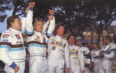 53º Rallye Automobile de Monte-Carlo 1985
Timo Salonen (Peugeot 205 T16 Clasif. 3º) y Walter Rohrl (Audi Sport Quattro S1 Clasif. 2º), levantando los brazos de Ari Vatanen (Peugeot 205 T16 Clasf.1º) en señal de victoria.
En la foto también se encuentran los copilotos Seppo Harjanne de Timo Salonen, Christian Geistdorfer de Walter Rohrl y Terry Harryman de de Vatanen)

Ari Penalizó 8 minutos en el C.H. de entrada al Parque cerrado de GAP por un error de su copiloto Terry Harryman.
Remontó esa diferencia y ganó la prueba con una ventaja de 5' y 17" sobre Walter Rohrl.

Ari salió con todo diciendo a Jean Todt:
"Vamos a ganar a pesar de todo"
Tramo a tramo fue limando tiempo a Walter, hasta el último, Col de Saint-Raphael.
Walter se la jugó montando slicks con ligero claveteado, Ari montó neumáticos de nieve.
En la helada Subida al Col Ari adelantó a un Audi al ralentí que poco traccionaba en el hielo.

Su jefe Jean Todt después de aquello dijo:
"Ningún piloto habí­a hecho tal hazaña. Sí­, de verdad era de los mejores. Desde aquel día yo estaba en deuda con él para toda la vida"

Del 26 de Enero al 1 de Febrero, Monte-Carlo.
Superficie: asfalto -nieve.

El Rally tenía un total de 3999.00 km de los que 851.10 km divididos en 34 tramos eran especiales, (1 de ellos fue cancelado SS17 ).

Tomaron la salida 117 equipos, finalizaron 68.

Palabras clave: ;Walter_Röhrl;Timo_Salonen;Personajes;Montecarlo;Grupo_B;1985
