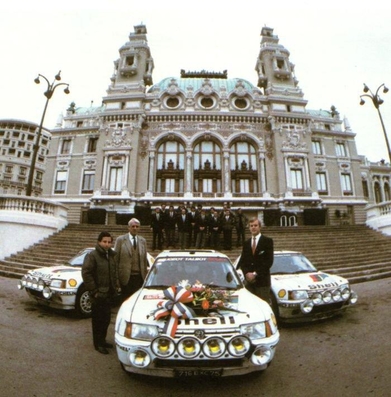 LOS PEUGEOT 205 Turbo 16 EN Mà“NACO
Ari Vatanen al lado de su coche, con el que ganò el 53º Rally Monte-Carlo 1985. Los otros 2 Peugeots son los de Timo Salonen (3º) y Bruno Saby (5º).
Al fondo podemos ver el Casino de Mònaco. En la foto esta el Equipo Peugeot de ejecutivos, inclusive el jefe del Equipo, Jean Tod, de pie al lado de la puerta del copiloto,(el de poca estatura).
Palabras clave: ;Terry_Harryman;Jean_Todt;Peugeot;T16;Grupo_B;Personajes;Montecarlo;1985