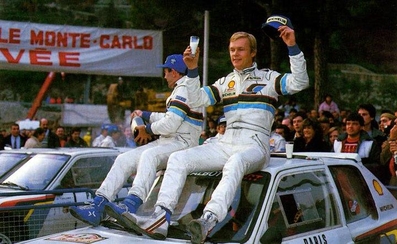 Ari Vatanen - Terry Harryman
53º Rallye Automobile de Monte-Carlo 1985. Peugeot 205 Turbo 16 (716 EXC 75). Clasificado 1º.
Peugeot Talbot Sport

Ari Penalizó 8 minutos en el C.H. de entrada al Parque cerrado de GAP por un error de su copiloto Terry Harryman.
Remontó esa diferencia y ganó la prueba con una ventaja de 5' y 17" sobre Walter Rohrl.

Ari salió con todo diciendo a Jean Todt:
"Vamos a ganar a pesar de todo"
Tramo a tramo fue limando tiempo a Walter, hasta el último, Col de Saint-Raphael.
Walter se la jugó montando slicks con ligero claveteado, Ari montó neumáticos de nieve.
En la helada Subida al Col Ari adelantó a un Audi al ralentí que poco traccionaba en el hielo.

Su jefe Jean Todt después de aquello dijo:
"Ningún piloto habí­a hecho tal hazaña. Sí­, de verdad era de los mejores. Desde aquel día yo estaba en deuda con él para toda la vida"

Del 26 de Enero al 1 de Febrero, Monte-Carlo.
Superficie: asfalto -nieve.

El Rally tenía un total de 3999.00 km de los que 851.10 km divididos en 34 tramos eran especiales, (1 de ellos fue cancelado SS17 ).

Tomaron la salida 117 equipos, finalizaron 68
@
Palabras clave: Montecarlo;Peugeot;Turbo;Grupo_B;1985