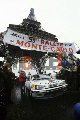 Vatanen - Terry Harryman
53º Rallye Automobile de Monte-Carlo 1985. Peugeot 205 Turbo 16 (716 EXC 75). Clasificado 1º.
Peugeot Talbot Sport

Ari Penalizó 8 minutos en el C.H. de entrada al Parque cerrado de GAP por un error de su copiloto Terry Harryman.
Remontó esa diferencia y ganó la prueba con una ventaja de 5' y 17" sobre Walter Rohrl.

Ari salió con todo diciendo a Jean Todt:
"Vamos a ganar a pesar de todo"
Tramo a tramo fue limando tiempo a Walter, hasta el último, Col de Saint-Raphael.
Walter se la jugó montando slicks con ligero claveteado, Ari montó neumáticos de nieve.
En la helada Subida al Col Ari adelantó a un Audi al ralentí que poco traccionaba en el hielo.

Su jefe Jean Todt después de aquello dijo:
"Ningún piloto habí­a hecho tal hazaña. Sí­, de verdad era de los mejores. Desde aquel día yo estaba en deuda con él para toda la vida"

Del 26 de Enero al 1 de Febrero, Monte-Carlo.
Superficie: asfalto -nieve.

El Rally tenía un total de 3999.00 km de los que 851.10 km divididos en 34 tramos eran especiales, (1 de ellos fue cancelado SS17 ).

Tomaron la salida 117 equipos, finalizaron 68
@
Palabras clave: Peugeot;Grupo_B;Montecarlo;parque_cerrado;1985