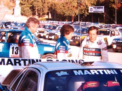 29º Tour de Corse - Rallye de France 1985
De izquierda a derecha de la imagen:
Pierre Thimonier, Jean Ragnotti y Attilio Bettega.

Los tristes ganadores de esta prueba fueron Jean Ragnotti - Pierre Thimonier con Renault 5 Maxiturbo (9489 YB 91).

En este Rally Attilio Bettega sufrió un accidente mortal con su Lancia Rally 037 (coche que se puede ver en primera linea de la imagen) cuando iba 4º a 1 minuto de los líderes de la prueba y ganadores, Ragnotti - Thimonier.

Su coche se salió de la carretera e impactò violentamente contra un árbol por el lado del conductor.
(D.E.P / R.I.P.)

Del 2 al 4 de Mayo, Ajaccio, Córcega, Francia.
Superficie: asfalto.

El Rally tenia un total de 1603.00 km de los que 1122.25 km divididos en 30 tramos eran especiales (1 de ellos fue cancelado, SS5 Sartene - Zonza de 44.23 km, por el fatal accidente de Attilio Bettega en el tramo anterior, SS4 Zerubia - Santa Giulia de 30.60 km).

Tomaron la salida 139 equipos, finalizaron 45.
@
Palabras clave: Pierre_Thimonier;Corcega;1985;Personajes;Corse