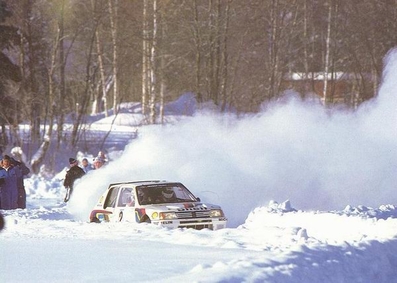 Ari Vatanen - Terry Harryman
35º Internacional Suecia Rally 1985. Peugeot 205 Turbo 16 (716 EXC 75). Clasificado 1º.

Del 15 al 17 de Febrero, Karlstad, Suecia.
Superficie: nieve - hielo.

El Rally tenía un total de 1642.00 km de los que 513.68 km divididos en 29 tramos eran especiales.

Tomaron la salida 115, finalizaron 56.@
Palabras clave: ;Terry_Harryman;Peugeot;T16;Grupo_B;Suecia;nieve;1985
