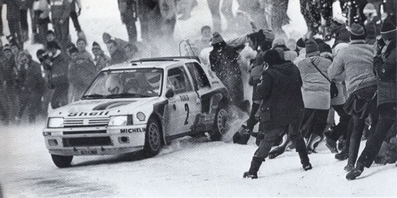 Ari Vatanen - Terry Harryman
53º Rallye Automobile de Monte-Carlo 1985. Peugeot 205 Turbo 16 (716 EXC 75). Clasificado 1º.
Peugeot Talbot Sport

Ari Penalizó 8 minutos en el C.H. de entrada al Parque cerrado de GAP por un error de su copiloto Terry Harryman.
Remontó esa diferencia y ganó la prueba con una ventaja de 5' y 17" sobre Walter Rohrl.

Ari salió con todo diciendo a Jean Todt:
"Vamos a ganar a pesar de todo"
Tramo a tramo fue limando tiempo a Walter, hasta el último, Col de Saint-Raphael.
Walter se la jugó montando slicks con ligero claveteado, Ari montó neumáticos de nieve.
En la helada Subida al Col Ari adelantó a un Audi al ralentí que poco traccionaba en el hielo.

Su jefe Jean Todt después de aquello dijo:
"Ningún piloto habí­a hecho tal hazaña. Sí­, de verdad era de los mejores. Desde aquel día yo estaba en deuda con él para toda la vida"

Del 26 de Enero al 1 de Febrero, Monte-Carlo.
Superficie: asfalto -nieve.

El Rally tenía un total de 3999.00 km de los que 851.10 km divididos en 34 tramos eran especiales, (1 de ellos fue cancelado SS17 ).

Tomaron la salida 117 equipos, finalizaron 68

(Foto 1 de 3)
@
Palabras clave: Peugeot;Montecarlo;Grupo_B;Crash;nieve;1985