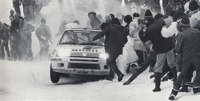 Ari Vatanen - Terry Harryman
53º Rallye Automobile de Monte-Carlo 1985. Peugeot 205 Turbo 16 (716 EXC 75). Clasificado 1º.
Peugeot Talbot Sport

Ari Penalizó 8 minutos en el C.H. de entrada al Parque cerrado de GAP por un error de su copiloto Terry Harryman.
Remontó esa diferencia y ganó la prueba con una ventaja de 5' y 17" sobre Walter Rohrl.

Ari salió con todo diciendo a Jean Todt:
"Vamos a ganar a pesar de todo"
Tramo a tramo fue limando tiempo a Walter, hasta el último, Col de Saint-Raphael.
Walter se la jugó montando slicks con ligero claveteado, Ari montó neumáticos de nieve.
En la helada Subida al Col Ari adelantó a un Audi al ralentí que poco traccionaba en el hielo.

Su jefe Jean Todt después de aquello dijo:
"Ningún piloto habí­a hecho tal hazaña. Sí­, de verdad era de los mejores. Desde aquel día yo estaba en deuda con él para toda la vida"

Del 26 de Enero al 1 de Febrero, Monte-Carlo.
Superficie: asfalto -nieve.

El Rally tenía un total de 3999.00 km de los que 851.10 km divididos en 34 tramos eran especiales, (1 de ellos fue cancelado SS17 ).

Tomaron la salida 117 equipos, finalizaron 68

(Foto 2 de 3)
@
Palabras clave: Peugeot;Montecarlo;Grupo_B;Crash;nieve;1985