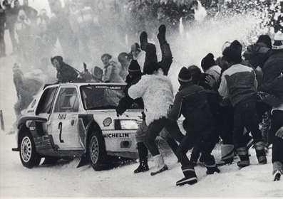Ari Vatanen - Terry Harryman
53º Rallye Automobile de Monte-Carlo 1985. Peugeot 205 Turbo 16 (716 EXC 75). Clasificado 1º.
Peugeot Talbot Sport

Ari Penalizó 8 minutos en el C.H. de entrada al Parque cerrado de GAP por un error de su copiloto Terry Harryman.
Remontó esa diferencia y ganó la prueba con una ventaja de 5' y 17" sobre Walter Rohrl.

Ari salió con todo diciendo a Jean Todt:
"Vamos a ganar a pesar de todo"
Tramo a tramo fue limando tiempo a Walter, hasta el último, Col de Saint-Raphael.
Walter se la jugó montando slicks con ligero claveteado, Ari montó neumáticos de nieve.
En la helada Subida al Col Ari adelantó a un Audi al ralentí que poco traccionaba en el hielo.

Su jefe Jean Todt después de aquello dijo:
"Ningún piloto habí­a hecho tal hazaña. Sí­, de verdad era de los mejores. Desde aquel día yo estaba en deuda con él para toda la vida"

Del 26 de Enero al 1 de Febrero, Monte-Carlo.
Superficie: asfalto -nieve.

El Rally tenía un total de 3999.00 km de los que 851.10 km divididos en 34 tramos eran especiales, (1 de ellos fue cancelado SS17 ).

Tomaron la salida 117 equipos, finalizaron 68

(Foto 3 de 3)
@
Palabras clave: Peugeot;Montecarlo;Grupo_B;Crash;nieve;1985