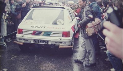 Ari Vatanen - Terry Harryman
53º Rallye Automobile de Monte-Carlo 1985. Peugeot 205 Turbo 16 (716 EXC 75). Clasificado 1º.

Ari Penalizó 8 minutos en el C.H. de entrada al Parque cerrado de GAP por un error de su copiloto Terry Harryman.
Remontó esa diferencia y ganó la prueba con una ventaja de 5' y 17" sobre Walter Rohrl.

Ari salió con todo diciendo a Jean Todt:
"Vamos a ganar a pesar de todo"
Tramo a tramo fue limando tiempo a Walter, hasta el último, Col de Saint-Raphael.
Walter se la jugó montando slicks con ligero claveteado, Ari montó neumáticos de nieve.
En la helada Subida al Col Ari adelantó a un Audi al ralentí que poco traccionaba en el hielo.

Su jefe Jean Todt después de aquello dijo:
"Ningún piloto habí­a hecho tal hazaña. Sí­, de verdad era de los mejores. Desde aquel día yo estaba en deuda con él para toda la vida"

Del 26 de Enero al 1 de Febrero, Monte-Carlo.
Superficie: asfalto -nieve.

El Rally tenía un total de 3999.00 km de los que 851.10 km divididos en 34 tramos eran especiales, (1 de ellos fue cancelado SS17 ).

Tomaron la salida 117 equipos, finalizaron 68
@
Palabras clave: Peugeot;Turbo;Montecarlo;Ari_Vatanen;Grupo_B;1985