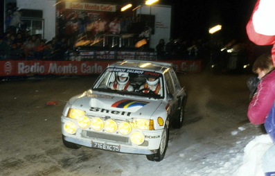 Ari Vatanen - Terry Harryman
53º Rallye Automobile de Monte-Carlo 1985. Peugeot 205 Turbo 16 (716 EXC 75). Clasificado 1º.
Peugeot Talbot Sport

Ari Penalizó 8 minutos en el C.H. de entrada al Parque cerrado de GAP por un error de su copiloto Terry Harryman.
Remontó esa diferencia y ganó la prueba con una ventaja de 5' y 17" sobre Walter Rohrl.

Ari salió con todo diciendo a Jean Todt:
"Vamos a ganar a pesar de todo"
Tramo a tramo fue limando tiempo a Walter, hasta el último, Col de Saint-Raphael.
Walter se la jugó montando slicks con ligero claveteado, Ari montó neumáticos de nieve.
En la helada Subida al Col Ari adelantó a un Audi al ralentí que poco traccionaba en el hielo.

Su jefe Jean Todt después de aquello dijo:
"Ningún piloto habí­a hecho tal hazaña. Sí­, de verdad era de los mejores. Desde aquel día yo estaba en deuda con él para toda la vida"

Del 26 de Enero al 1 de Febrero, Monte-Carlo.
Superficie: asfalto -nieve.

El Rally tenía un total de 3999.00 km de los que 851.10 km divididos en 34 tramos eran especiales, (1 de ellos fue cancelado SS17 ).

Tomaron la salida 117 equipos, finalizaron 68
@
Palabras clave: Peugeot;Montecarlo;Grupo_B;nieve;1985