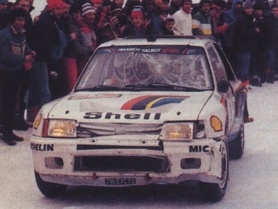 Ari Vatanen - Terry Harryman
53º Rallye Automobile de Monte-Carlo 1985. Peugeot 205 Turbo 16 (716 EXC 75). Clasificado 1º.
Peugeot Talbot Sport

Ari Penalizó 8 minutos en el C.H. de entrada al Parque cerrado de GAP por un error de su copiloto Terry Harryman.
Remontó esa diferencia y ganó la prueba con una ventaja de 5' y 17" sobre Walter Rohrl.

Ari salió con todo diciendo a Jean Todt:
"Vamos a ganar a pesar de todo"
Tramo a tramo fue limando tiempo a Walter, hasta el último, Col de Saint-Raphael.
Walter se la jugó montando slicks con ligero claveteado, Ari montó neumáticos de nieve.
En la helada Subida al Col Ari adelantó a un Audi al ralentí que poco traccionaba en el hielo.

Su jefe Jean Todt después de aquello dijo:
"Ningún piloto habí­a hecho tal hazaña. Sí­, de verdad era de los mejores. Desde aquel día yo estaba en deuda con él para toda la vida"

Del 26 de Enero al 1 de Febrero, Monte-Carlo.
Superficie: asfalto -nieve.

El Rally tenía un total de 3999.00 km de los que 851.10 km divididos en 34 tramos eran especiales, (1 de ellos fue cancelado SS17 ).

Tomaron la salida 117 equipos, finalizaron 68
@
Palabras clave: Peugeot;Montecarlo;Grupo_B;Crash;nieve;1985