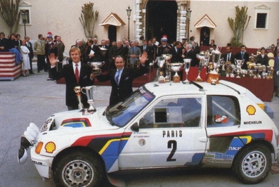 Ari Vatanen - Terry Harryman
53º Rallye Automobile de Monte-Carlo 1985. Peugeot 205 Turbo 16 (716 EXC 75). Clasificado 1º.
Peugeot Talbot Sport

Ari Penalizó 8 minutos en el C.H. de entrada al Parque cerrado de GAP por un error de su copiloto Terry Harryman.
Remontó esa diferencia y ganó la prueba con una ventaja de 5' y 17" sobre Walter Rohrl.

Ari salió con todo diciendo a Jean Todt:
"Vamos a ganar a pesar de todo"
Tramo a tramo fue limando tiempo a Walter, hasta el último, Col de Saint-Raphael.
Walter se la jugó montando slicks con ligero claveteado, Ari montó neumáticos de nieve.
En la helada Subida al Col Ari adelantó a un Audi al ralentí que poco traccionaba en el hielo.

Su jefe Jean Todt después de aquello dijo:
"Ningún piloto habí­a hecho tal hazaña. Sí­, de verdad era de los mejores. Desde aquel día yo estaba en deuda con él para toda la vida"

Del 26 de Enero al 1 de Febrero, Monte-Carlo.
Superficie: asfalto -nieve.

El Rally tenía un total de 3999.00 km de los que 851.10 km divididos en 34 tramos eran especiales, (1 de ellos fue cancelado SS17 ).

Tomaron la salida 117 equipos, finalizaron 68
@
Palabras clave: Peugeot;Montecarlo;Grupo_B;1985