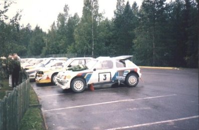 Timo Salonen - Seppo Harjanne
35º 1000 Lakes Rally 1985. Peugeot 205 Turbo 16 E2 (704 EXC 75). Clasificado 1º.

También se puede ver a un Audi Sport Quattro S1 E2 y un Lancia Rally 037.

Del 23 al 25 de Agosto, Jyväskylä, Finlandia.
Superficie: tierra.

El Rally tenía un total de 1418.00 km de los que 479.00 km divididos en 50 tramos eran especiales (1 de ellos fue cancelado SS10 Vaheri).

Se inscribieron 188 equipos, tomaron la salida 175, finalizaron 83.@
Palabras clave: Timo_Salonen;Seppo_Harjanne;peugeot;Turbo_16;Audi;Sport;Quattro;S1;E2;Lancia;Grupo_B;Parque_Cerrado;Finlandia;1985