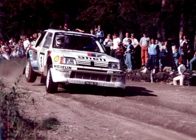 Timo Salonen - Seppo Harjanne
35º 1000 Lakes Rally 1985. Peugeot 205 Turbo 16 E2 (704 EXC 75). Clasificado 1º.

Del 23 al 25 de Agosto, Jyväskylä, Finlandia.
Superficie: tierra.

El Rally tenía un total de 1418.00 km de los que 479.00 km divididos en 50 tramos eran especiales (1 de ellos fue cancelado SS10 Vaheri).

Se inscribieron 188 equipos, tomaron la salida 175, finalizaron 83.@
Palabras clave: Timo_Salonen;Seppo_Harjanne;Peugeot;Turbo;T16;Finlandia;Grupo_B;1985