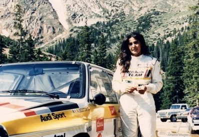 Michèle Mouton
Audi Sport Quattro S1

Subida Pikes Peak International Hill Climb 1985

"Era mi coche del Mundial de Rallyes, el Audi S1 (también llamado Sport Quattro) de grupo B, con bastantes modificaciones.

Trabajamos mucho en el trabajo del motor en altitud y en el sistema eléctrico. Teni­a 600 caballos de potencia al freno (solo 70 mas que mi coche 'normal' de rally, lo cual no era demasiado)."

"Los organizadores me hicieron la vida imposible. Era como si fuera la primera vez que vei­an un coche de rally o un coche con turbo... o la primera vez que vieran a una europea,.. O a una mujer !".

"Me pararon por exceso de velocidad al principio del entrenamiento, por 8 km/h, y me pusieron delante de un pequeño tribunal donde me deci­an que era como una criminal porque habi­a superado la velocidad permitida y podi­a haber matado a sus hijos".

"Me multaron y me prohibieron empezar la prueba. Yo me hubiera metido, me hubiera puesto los arneses y habri­a salido. Sabi­an que no teni­a casi tiempo para entrenar y no queri­an que ganara, así­ que encontraron algo que crei­an que impediri­a que lo hiciera".
Yo estaba tan convencida que deci­a: "Os lo voy a demostrar, incluso en esta situación.

¿Las cuatro curvas de la cima?
Las cogí­ todas a saco. Me hice con un nuevo récord en la carrera, otra victoria y cabreé a algún que otro americano payaso".

Para mas informacion [url=https://wp.me/p74eqQ-2Q] Clic en la foto o aqui si esta azul[/url]
For more information [url=https://wp.me/p74eqQ-2Q] Click on the picture or here if blue [/url]"
@
Palabras clave: Michele_Mouton;personajes;1985;Mujeres;Womens