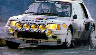 Ari Vatanen - Terry Harryman
53º Rallye Automobile de Monte-Carlo 1985. Peugeot 205 Turbo 16 (716 EXC 75). Clasificado 1º.
Peugeot Talbot Sport

Ari Penalizó 8 minutos en el C.H. de entrada al Parque cerrado de GAP por un error de su copiloto Terry Harryman.
Remontó esa diferencia y ganó la prueba con una ventaja de 5' y 17" sobre Walter Rohrl.

Ari salió con todo diciendo a Jean Todt:
"Vamos a ganar a pesar de todo"
Tramo a tramo fue limando tiempo a Walter, hasta el último, Col de Saint-Raphael.
Walter se la jugó montando slicks con ligero claveteado, Ari montó neumáticos de nieve.
En la helada Subida al Col Ari adelantó a un Audi al ralentí que poco traccionaba en el hielo.

Su jefe Jean Todt después de aquello dijo:
"Ningún piloto habí­a hecho tal hazaña. Sí­, de verdad era de los mejores. Desde aquel día yo estaba en deuda con él para toda la vida"

Del 26 de Enero al 1 de Febrero, Monte-Carlo.
Superficie: asfalto -nieve.

El Rally tenía un total de 3999.00 km de los que 851.10 km divididos en 34 tramos eran especiales, (1 de ellos fue cancelado SS17 ).

Tomaron la salida 117 equipos, finalizaron 68
@
Palabras clave: Peugeot;Turbo;Montecarlo;Grupo_B;1985