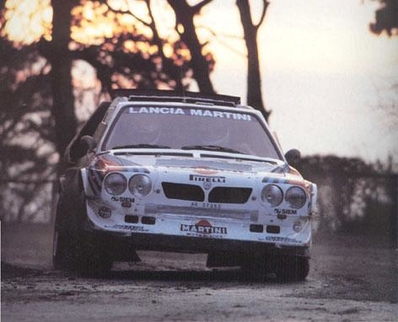 Henri Toivonen - Neil Wilson
34º Lombard RAC Rally 1985. Lancia Delta S4 (A6 37353). Clasificado 1º.

Debut con victoria en el Mundial de Rallyes del Lancia Delta S4.

Del 24 al 28 de Noviembre, Nottingham, Inglaterra.
Superficie: tierra.

El Rally tenia un total de 3507 km de los que 896.98 km divididos en 65 tramos eran especiales, (2 de ellas fueron canceladas, SS43 Kielder Forest - Ogre Hill de 12,02 Km y SS64 Nuss de 8,79 Km).

Tomaron la salida 155 equipos, finalizaron 62.@
Palabras clave: Henri_Toivonen;Lancia;Delta;S4;Grupo_B;Gran_Bretaña;1985