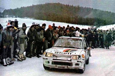 Ari Vatanen - Terry Harryman
53º Rallye Automobile de Monte-Carlo 1985. Peugeot 205 Turbo 16 (716 EXC 75). Clasificado 1º.

Ari Penalizó 8 minutos en el C.H. de entrada al Parque cerrado de GAP por un error de su copiloto Terry Harryman.
Remontó esa diferencia y ganó la prueba con una ventaja de 5' y 17" sobre Walter Rohrl.

Ari salió con todo diciendo a Jean Todt:
"Vamos a ganar a pesar de todo"
Tramo a tramo fue limando tiempo a Walter, hasta el último, Col de Saint-Raphael.
Walter se la jugó montando slicks con ligero claveteado, Ari montó neumáticos de nieve.
En la helada Subida al Col Ari adelantó a un Audi al ralentí que poco traccionaba en el hielo.

Su jefe Jean Todt después de aquello dijo:
"Ningún piloto habí­a hecho tal hazaña. Sí­, de verdad era de los mejores. Desde aquel día yo estaba en deuda con él para toda la vida"

Del 26 de Enero al 1 de Febrero, Monte-Carlo.
Superficie: asfalto -nieve.

El Rally tenía un total de 3999.00 km de los que 851.10 km divididos en 34 tramos eran especiales, (1 de ellos fue cancelado SS17 ).

Tomaron la salida 117 equipos, finalizaron 68
@

Palabras clave: peugeot_t16;Montecarlo;Ari_Vatanen;Terry_Harryman;Grupo_B;Crash;nieve;1985