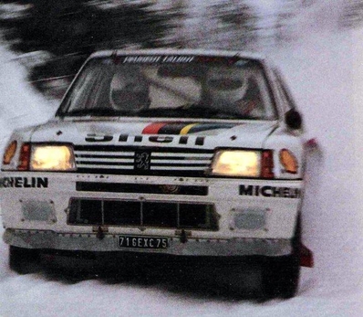 Ari Vatanen - Terry Harryman
53º Rallye Automobile de Monte-Carlo 1985. Peugeot 205 Turbo 16 (716 EXC 75). Clasificado 1º.
Peugeot Talbot Sport

Ari Penalizó 8 minutos en el C.H. de entrada al Parque cerrado de GAP por un error de su copiloto Terry Harryman.
Remontó esa diferencia y ganó la prueba con una ventaja de 5' y 17" sobre Walter Rohrl.

Ari salió con todo diciendo a Jean Todt:
"Vamos a ganar a pesar de todo"
Tramo a tramo fue limando tiempo a Walter, hasta el último, Col de Saint-Raphael.
Walter se la jugó montando slicks con ligero claveteado, Ari montó neumáticos de nieve.
En la helada Subida al Col Ari adelantó a un Audi al ralentí que poco traccionaba en el hielo.

Su jefe Jean Todt después de aquello dijo:
"Ningún piloto habí­a hecho tal hazaña. Sí­, de verdad era de los mejores. Desde aquel día yo estaba en deuda con él para toda la vida"

Del 26 de Enero al 1 de Febrero, Monte-Carlo.
Superficie: asfalto -nieve.

El Rally tenía un total de 3999.00 km de los que 851.10 km divididos en 34 tramos eran especiales, (1 de ellos fue cancelado SS17 ).

Tomaron la salida 117 equipos, finalizaron 68
@
Palabras clave: Peugeot;Montecarlo;Grupo_B;nieve;1985
