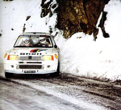Ari Vatanen - Terry Harryman
53º Rallye Automobile de Monte-Carlo 1985. Peugeot 205 Turbo 16 (716 EXC 75). Clasificado 1º.
Peugeot Talbot Sport

Ari Penalizó 8 minutos en el C.H. de entrada al Parque cerrado de GAP por un error de su copiloto Terry Harryman.
Remontó esa diferencia y ganó la prueba con una ventaja de 5' y 17" sobre Walter Rohrl.

Ari salió con todo diciendo a Jean Todt:
"Vamos a ganar a pesar de todo"
Tramo a tramo fue limando tiempo a Walter, hasta el último, Col de Saint-Raphael.
Walter se la jugó montando slicks con ligero claveteado, Ari montó neumáticos de nieve.
En la helada Subida al Col Ari adelantó a un Audi al ralentí que poco traccionaba en el hielo.

Su jefe Jean Todt después de aquello dijo:
"Ningún piloto habí­a hecho tal hazaña. Sí­, de verdad era de los mejores. Desde aquel día yo estaba en deuda con él para toda la vida"

Del 26 de Enero al 1 de Febrero, Monte-Carlo.
Superficie: asfalto -nieve.

El Rally tenía un total de 3999.00 km de los que 851.10 km divididos en 34 tramos eran especiales, (1 de ellos fue cancelado SS17 ).

Tomaron la salida 117 equipos, finalizaron 68
@
Palabras clave: Peugeot;Montecarlo;Grupo_B;1985